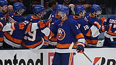 Islanders vs. Boston, 6: zápas: Travis Zajac (14) slaví domácí gól.