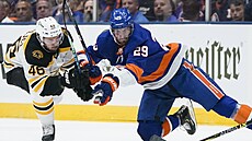 Islanders vs. Boston, 6: zápas: David Krejci (46) bojuje o koutouč s Brockem...
