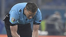 Euro 2020, zahajovací duel Turecko - Itálie: rozhod�í Danny Makkelie si bere...