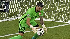 Euro 2020, zahajovací duel Turecko - Itálie: Ugurcan Cakir zasahuje.