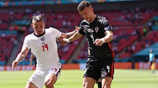 Kalvin Phillips v souboji o mí� s Ivanem Peri�i�em.