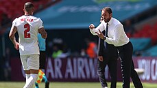 Gareth Southgate ud�luje pokyny Kylu Walkerovi.