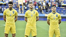 Ukrajinští hráči Roman Yaremchuk (vlevo), Andriy Yarmolenko, and Ruslan...