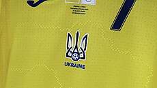 Na dresech ukrajinského národního týmu je vyobrazen obrys Ukrajiny s...