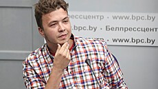 Běloruský novinář Pratasevič je nyní v domácím vězení. Podle jeho rodiny se ale nejedná o velký posun