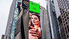 Billboard s Ewou Farnou na newyorském Times Square.