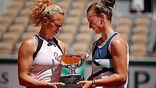Krejčíková se Siniakovou drží trofej.