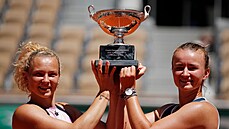 Krej�íková se Siniakovou v dr�ení trofeje.