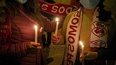 Lidé v Peru �ekají na vyhlá�ení výsledku prezidentských voleb v zemi.