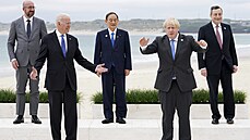 Lídři zemí G7 pózují na společnou fotografii. Na snímku (vpředu zleva) americký... | na serveru Lidovky.cz | aktuální zprávy