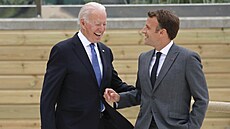 Americký prezident Biden v hovoru se svým francouzským protějškem Macronem.