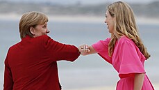 Manželka britského premiéra Carrie Johnsonová vítá německou kancléřku Angelu...