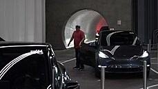 Mu vychází z podzemního tunelu vyvinutého Muskovou spoleností Boring Company.