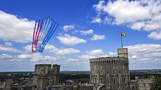 Britsk krlovna Albta II. pihlela vojensk pehldce na hradu Windsor...