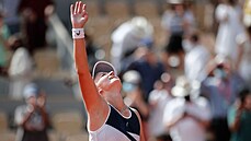 Barbora Krej�íková slaví sv�j první grandslamový titul ve dvouh�e.