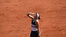Barbora Krej�íková slaví sv�j první grandslamový titul ve dvouh�e.