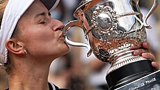 Barbora Krej�íková slaví sv�j první grandslamový titul ve dvouh�e.