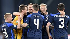Fin�tí fotbalisté slaví výhru v zápase proti Dánsku.