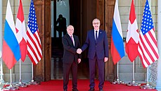 Ruský prezident Vladimir Putin si třese rukou se švýcarským prezidentem Guyem...