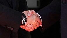 Detailn snmek potesu ruky mezi Vladimirem Putin a Joem Bidenem. Podobn...