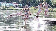 Na koupališti v Motole se lidé ve vedrech osvěžovali ve vodě. | na serveru Lidovky.cz | aktuální zprávy