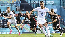 Český útočník Patrik Schick proměňuje penaltu proti Chorvatsku.