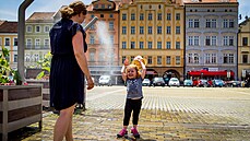 Děti si mlžítka s vodou v Českých Budějovicích vyloženě užívají.