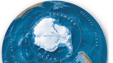 Antarktida s vyznačením Jižního oceánu.