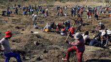 Pole, na kterm se sna stovky obyvatel Jihoafrick republiky najt diamanty.