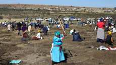 Na poli u vesnice v Jihoafrick republice zaali hledat diamanty lid bez...
