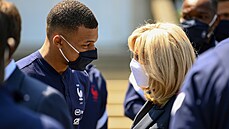 Úto�ník Kylian Mbappé v �e�i s man�elkou francouzského prezidenta Brigitte...