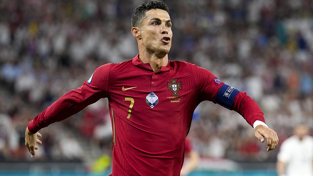 Euro 2020, Francie - Portugalsko: Ronaldo slaví.