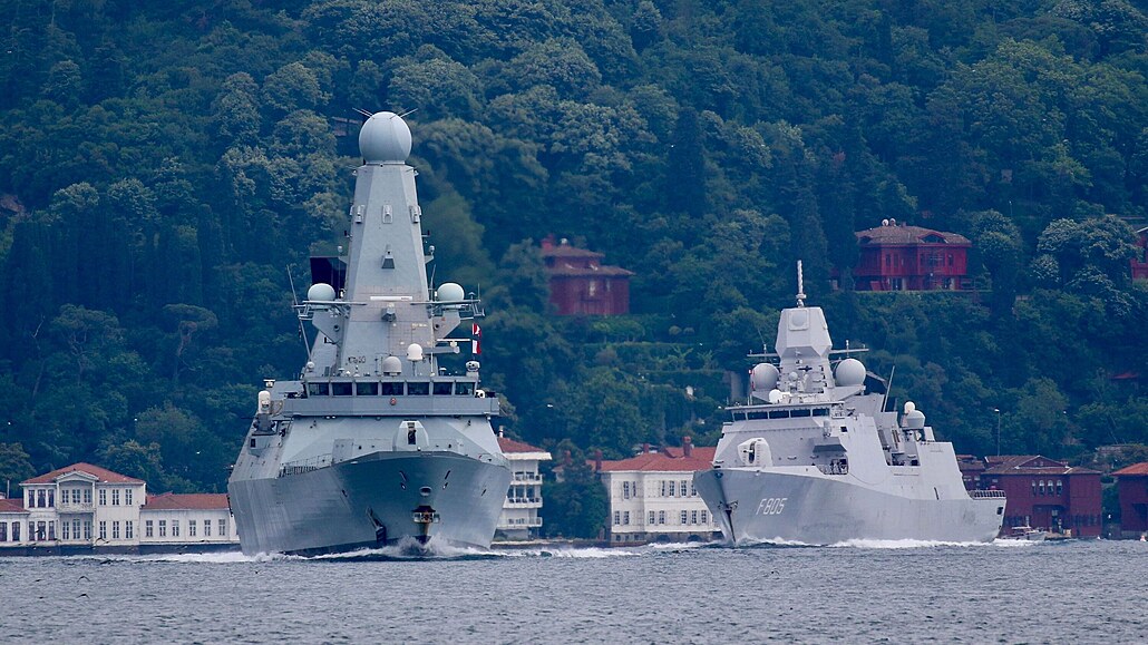 HMS Defender britského námonictva (vlevo) doprovází nizozemskou frigatu HNLMS...
