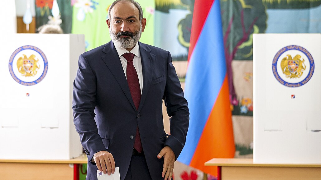 Arménský premiér Nikol Pašinjan vhazuje svůj hlas do urny.