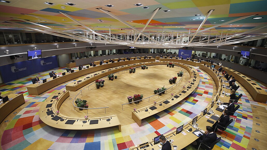 Jednací místnost na summitu EU.