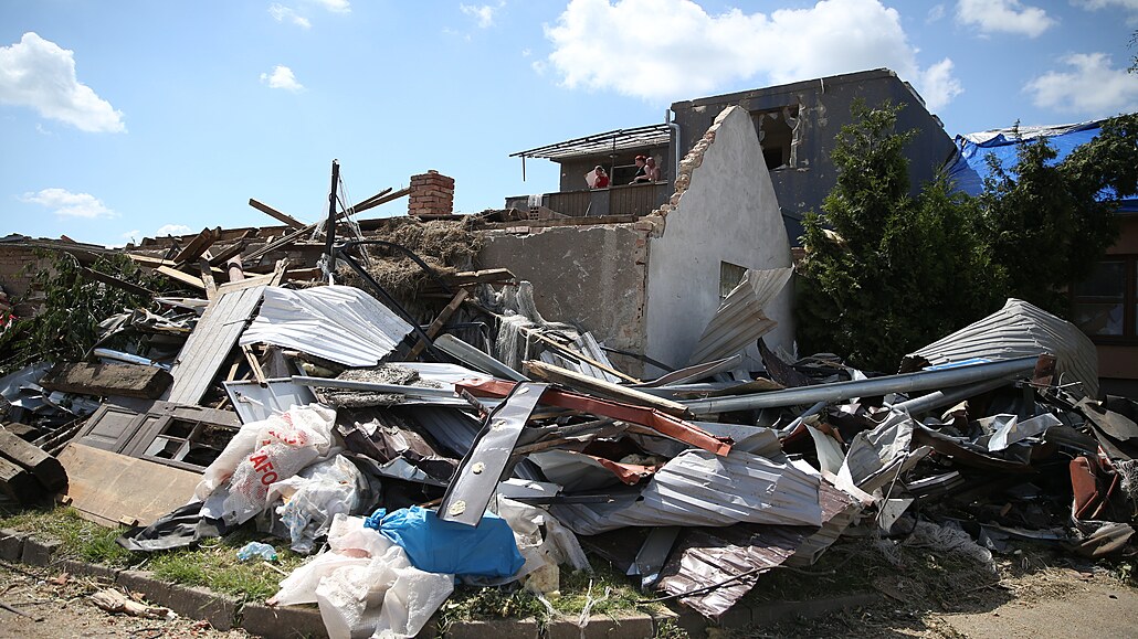 Ruiny domů v Mikulčicích po čtvrtečním řádění tornáda.