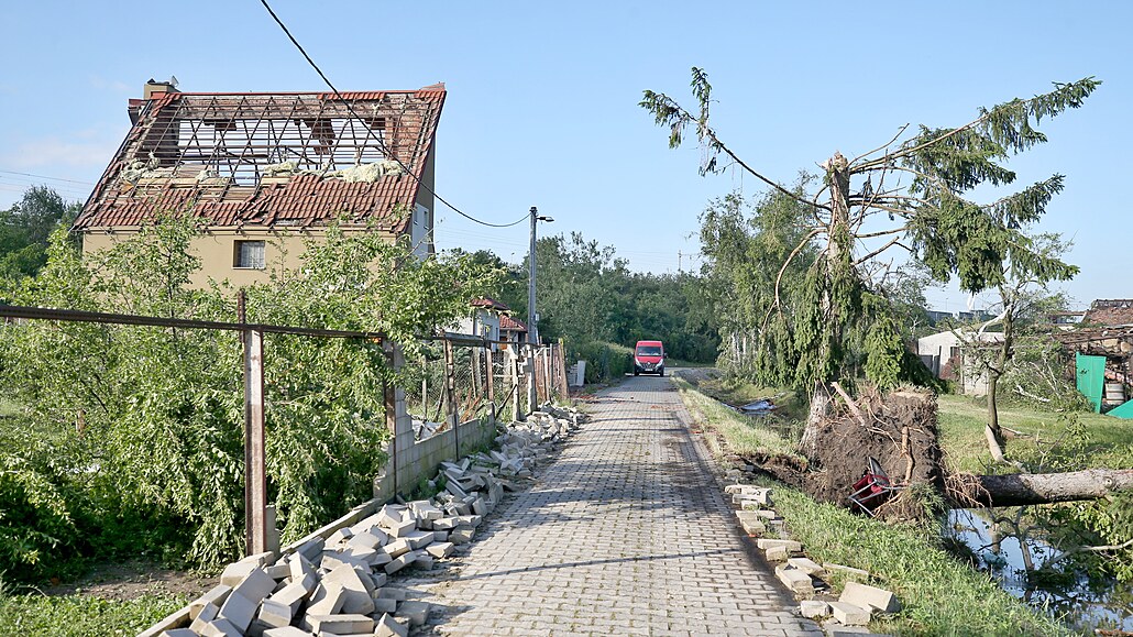Následky ádní tornáda v obci Hruky