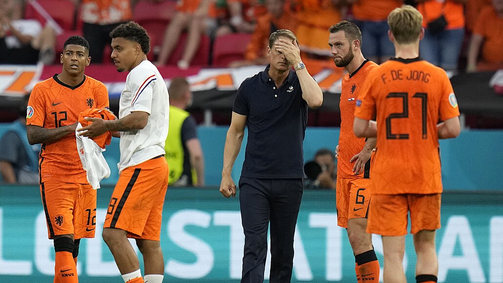 Trenér nizozemských fotbalistů Frank de Boer (uprostřed) po porážce s Českem na...