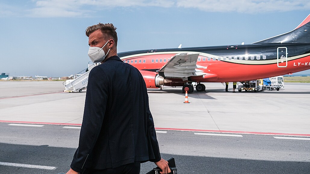 �e�tí fotbalisté nastupují do letadla.