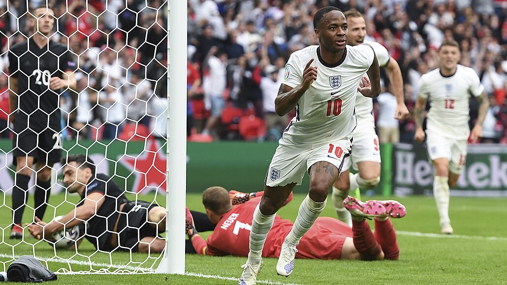 Anglický fotbalista Raheem Sterling slaví gól do sítě Německa na mistrovství...