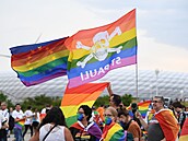 Mnichov: fanouci podporují vlajku LGBT.