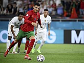 Euro 2020, Francie - Portugalsko: Ronaldo se trefuje z penalty.
