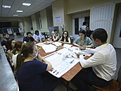 Volební komise v Jerevanu sítá hlasy ve volbách 20. ervna 2021.