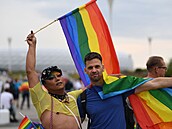 Fotbaloví fanouci protestují proti maarskému zákonu omezujícímu práva LGBT...