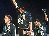 Black Power v Mexiku. Atleti Tommie Smith a John Carlos (vpravo) protestují...
