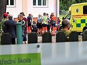 Záchranáři v Sokolově ošetřili 20 žáků střední školy. Začali hromadně kolabovat