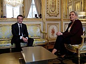 Marine Le Pen s francouzským prezidentem Manuelem Macronem.