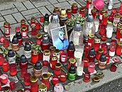 Svíky zapálené v ulici U Hit v Teplicích na míst, kde zemel v sanitce...