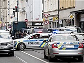 Policejní manévry v ulici Blehradská.