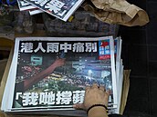 Ve tvrtek vylo poslední titné vydání hongkongského prodemokratického deníku...